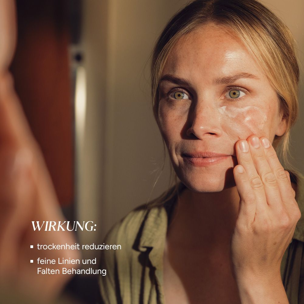 Frau trägt Creme auf. Text: Wirkung: Trockenheit reduzieren, feine Linien und Falten behandeln.