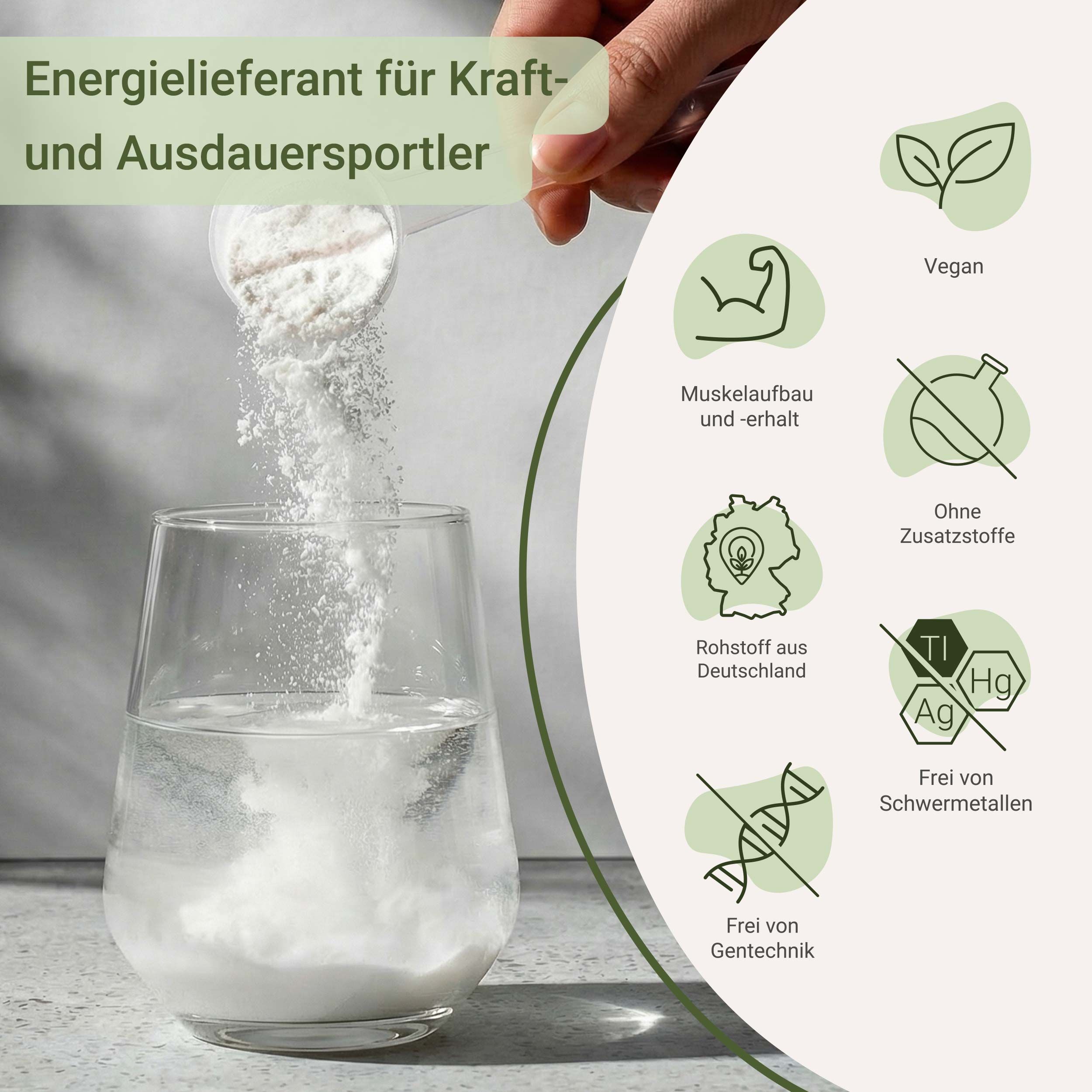 Hand schüttet Pulver in ein Glas Wasser. Text: "Energie", "Vegan", "Muskelaufbau", "Rohstoff aus Deutschland", "Frei von Schwermetallen", "Frei von Gentechnik".