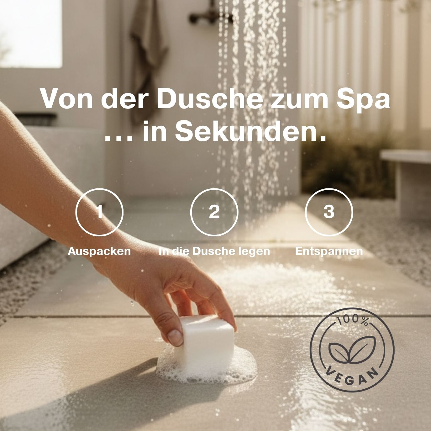 Hand legt einen Duschwürfel in die Dusche. Text: Von der Dusche zum Spa... in Sekunden. 100% vegan.