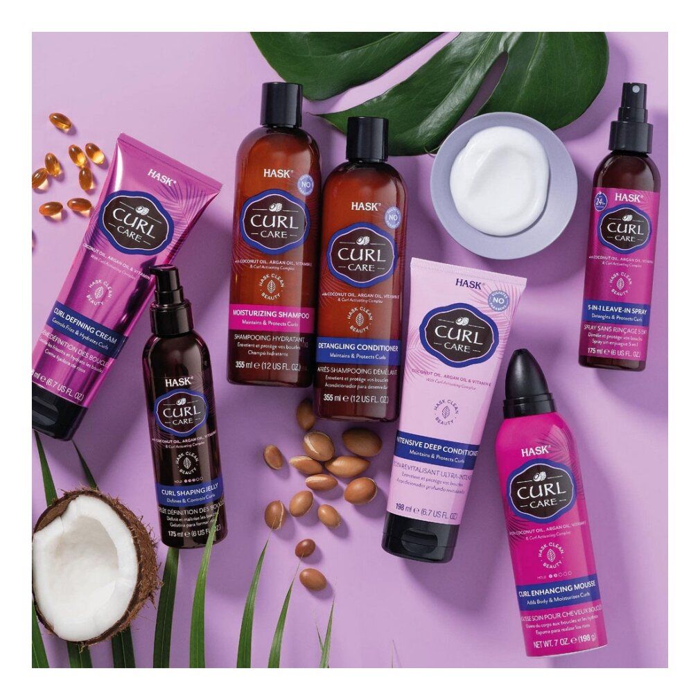 Verschiedene Haarprodukte auf lila Untergrund. Enthalten Shampoo, Spülung, Creme, Spray und Mousse.