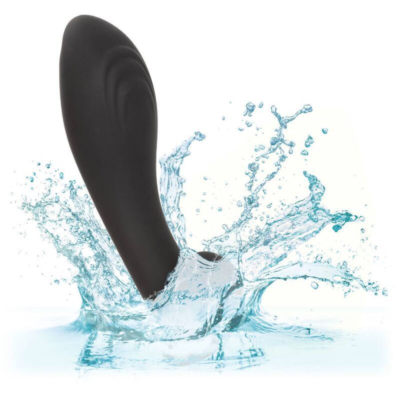 Schwarzes Wellness-Produkt im Wasser. Spritzer erzeugen dynamische Szene.