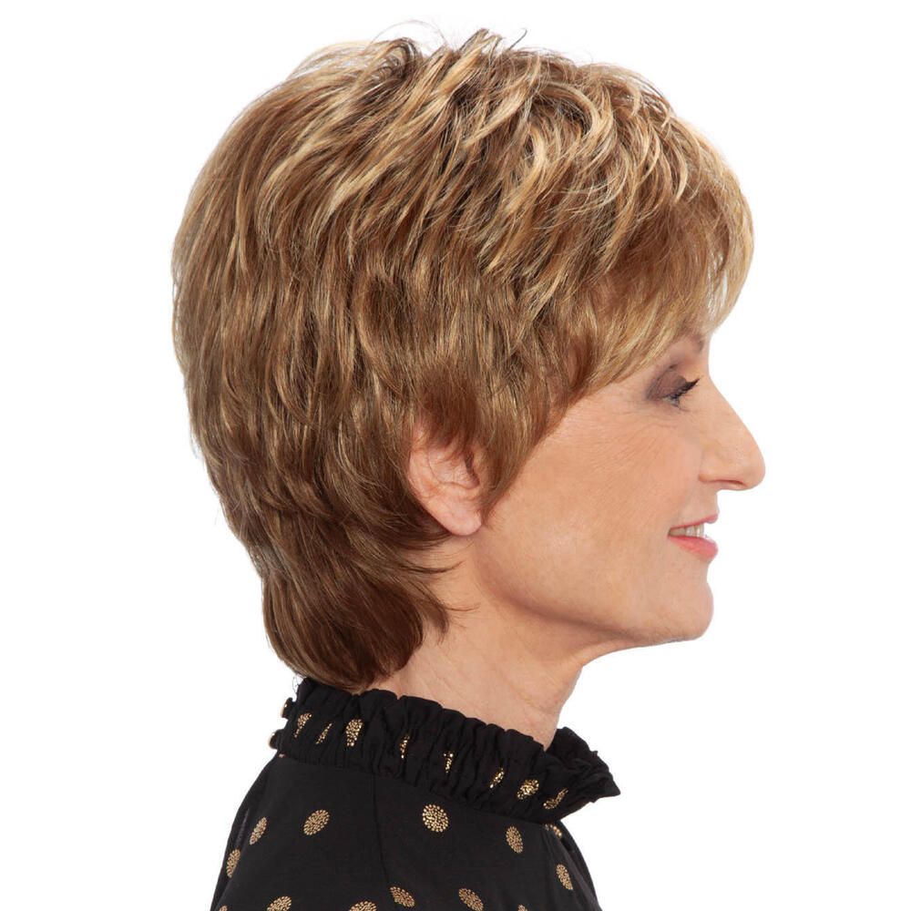 Kurzhaarperücke mit blonden Strähnen. Seitenansicht einer Frau mit schwarzem Oberteil.