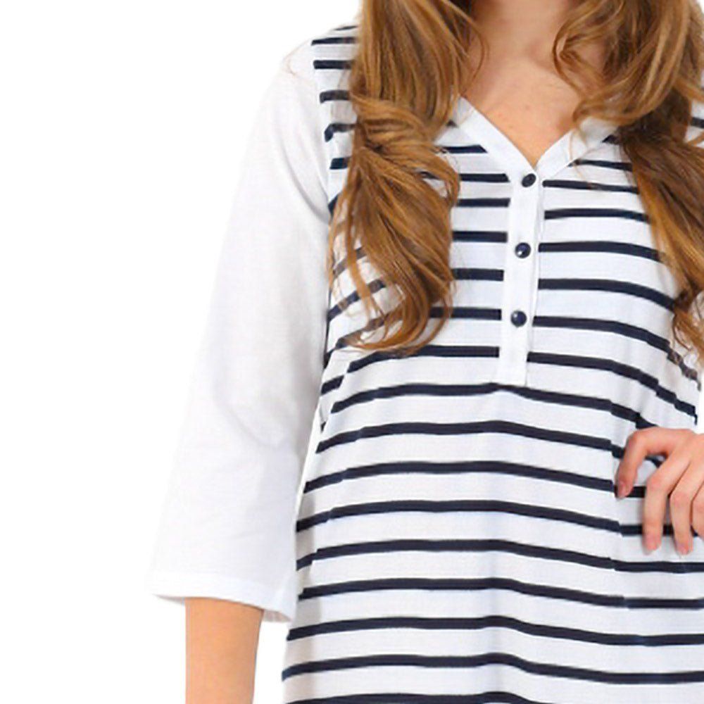 Ausschnitt und Knopfleiste des Nachthemdes. Weißes Oberteil, blau-weiß gestreifter Rockteil. 3/4 Ärmel.