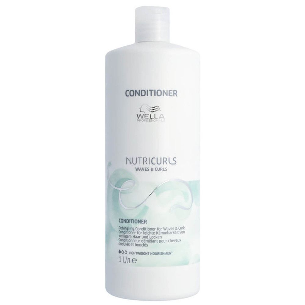 Weiße Flasche Wella Nutricurls Conditioner. Text: Conditioner, Nutricurls Waves & Curls, 1L. Mit grünen Akzenten.