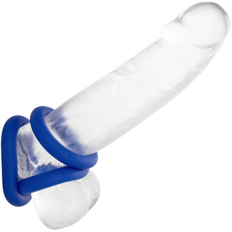 Cockring-Set in Anwendung. Zwei blaue Ringe an einem transparenten Dildo befestigt.