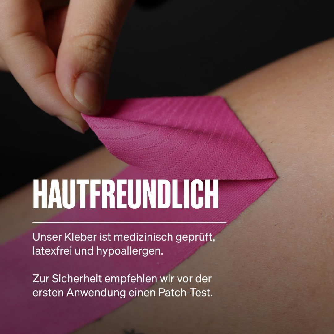 Hand zieht rosa Kinesiologie-Tape von der Haut ab. "Hautfreundlich".