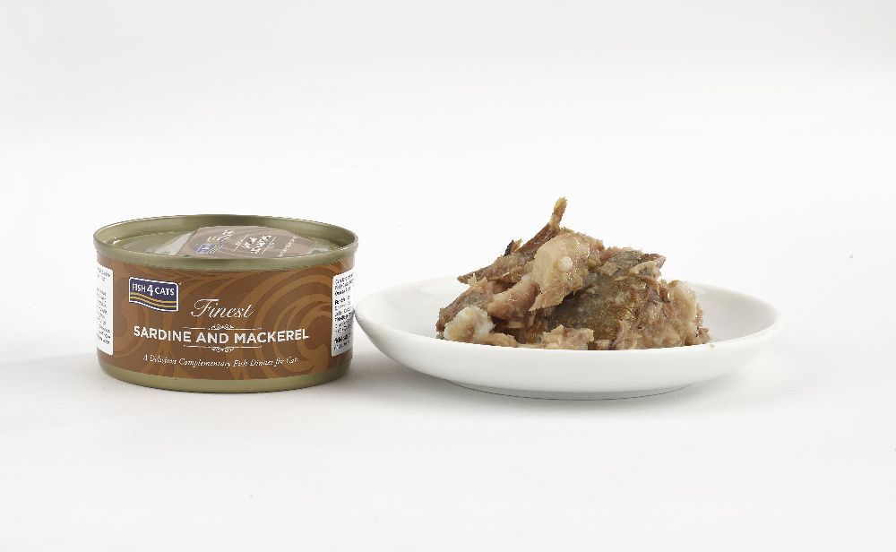 Fish4Cats Finest Sardine mit Makrele. Dose und Portion auf Teller. Dose links, Portion rechts. Weißer Hintergrund.