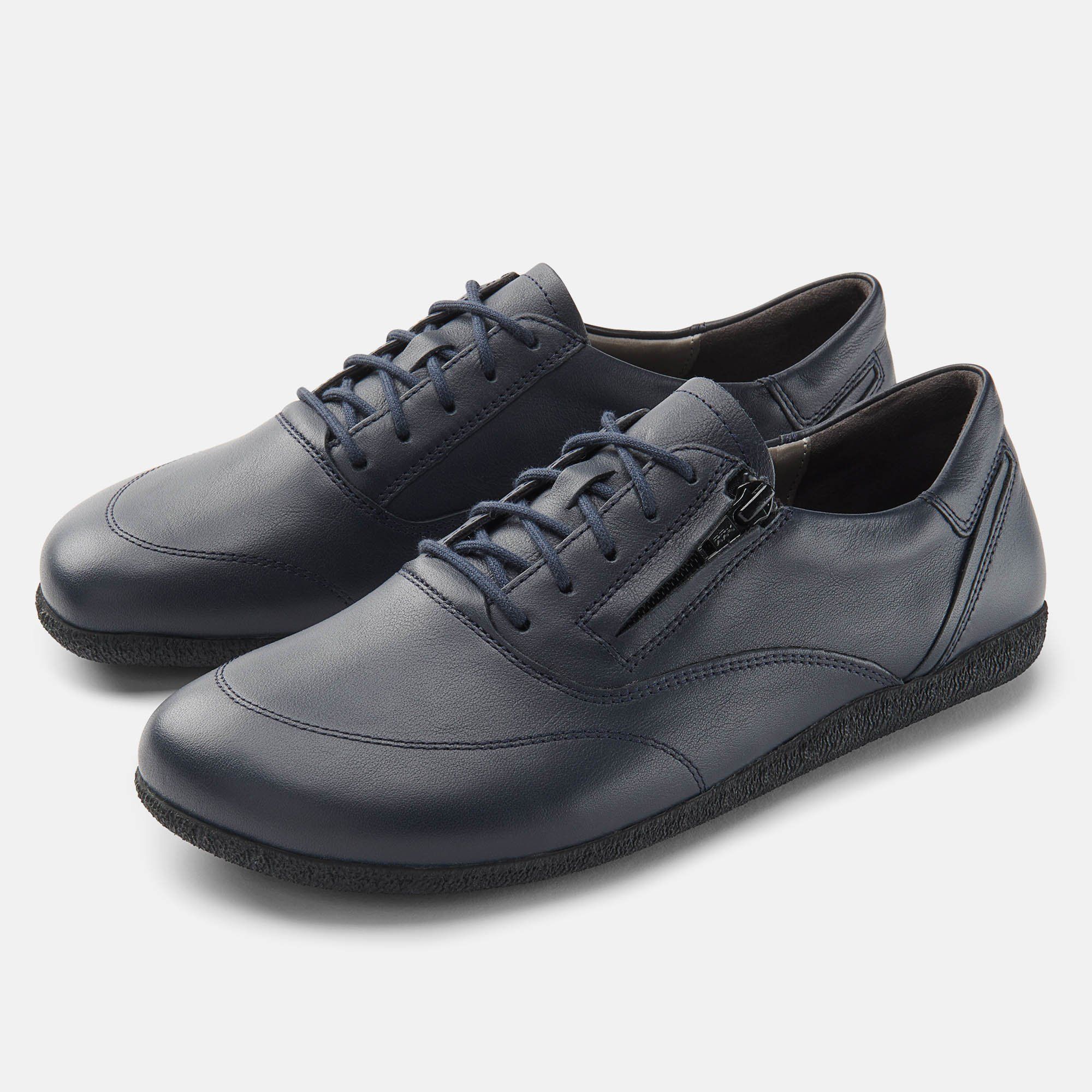 Zwei blaue Lederschnürschuhe mit Reißverschluss. Breite Passform. Schwarze Sohle. Hellgrauer Hintergrund.