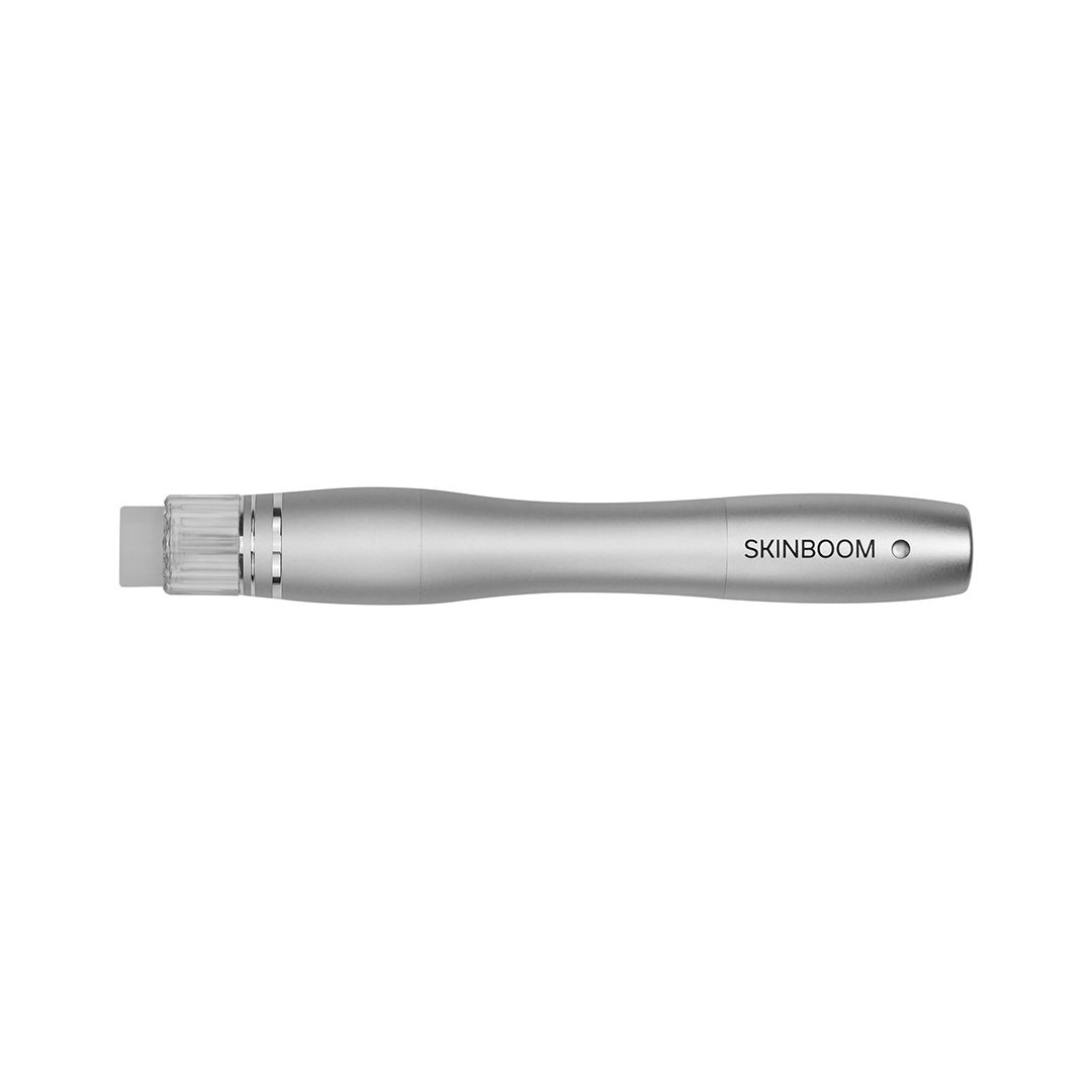 Silberfarbener SKINBOOM Hydra Glow Pen. Zylindrische Form mit geriffelter Spitze. Markenschriftzug auf dem Gehäuse.