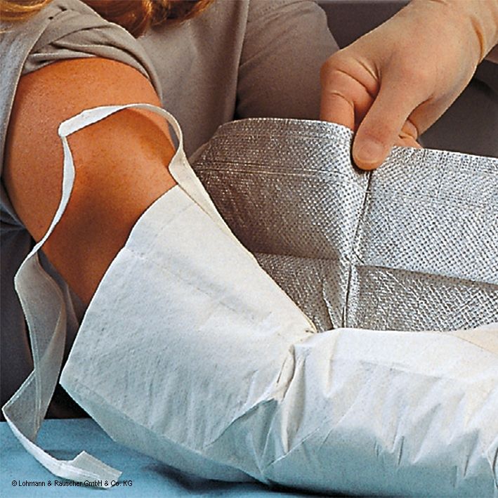 Verbandtuch um Arm gewickelt. Silberfarbenes Material, weißes Innenfutter. Arm mit weißem Band fixiert.