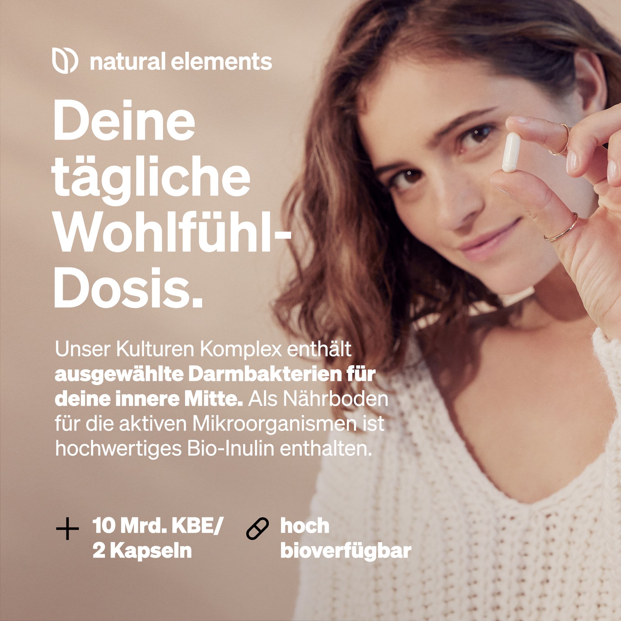 Frau hält Kapsel. Text: Deine tägliche Wohlfühldosis. 10 Mrd. KBE/2 Kapseln. Hoch bioverfügbar.