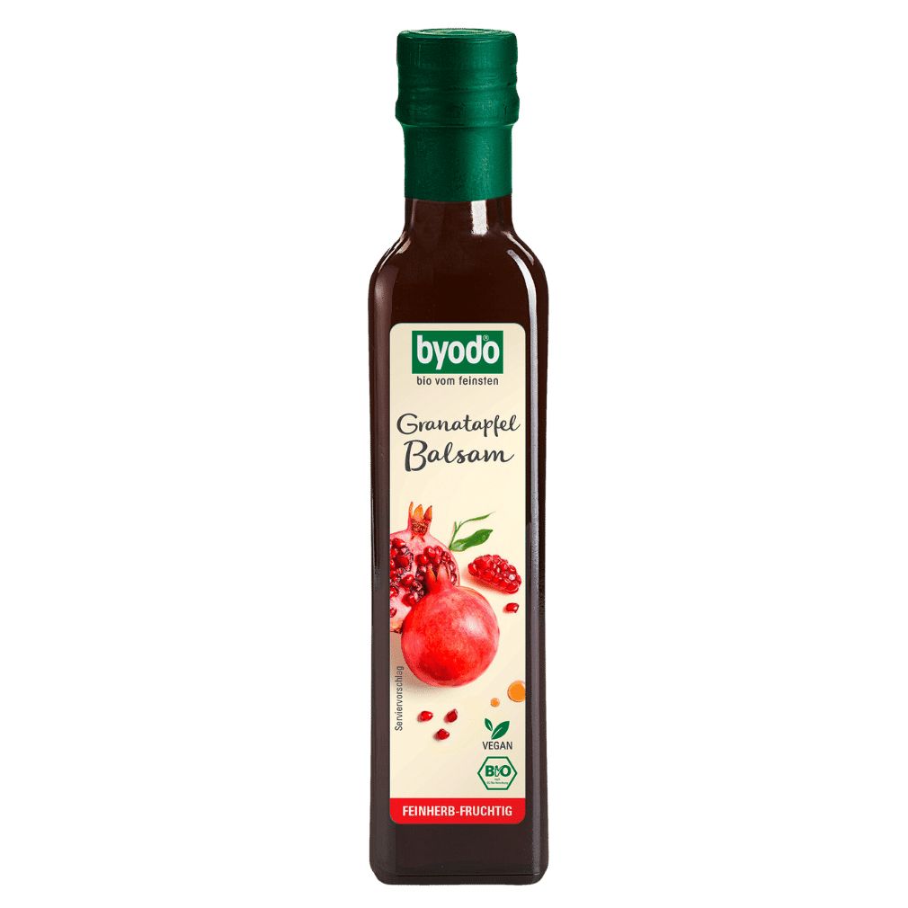 Glasflasche mit grünem Verschluss. Etikett mit Produktname, Granatapfel-Illustration und Bio-Siegel.