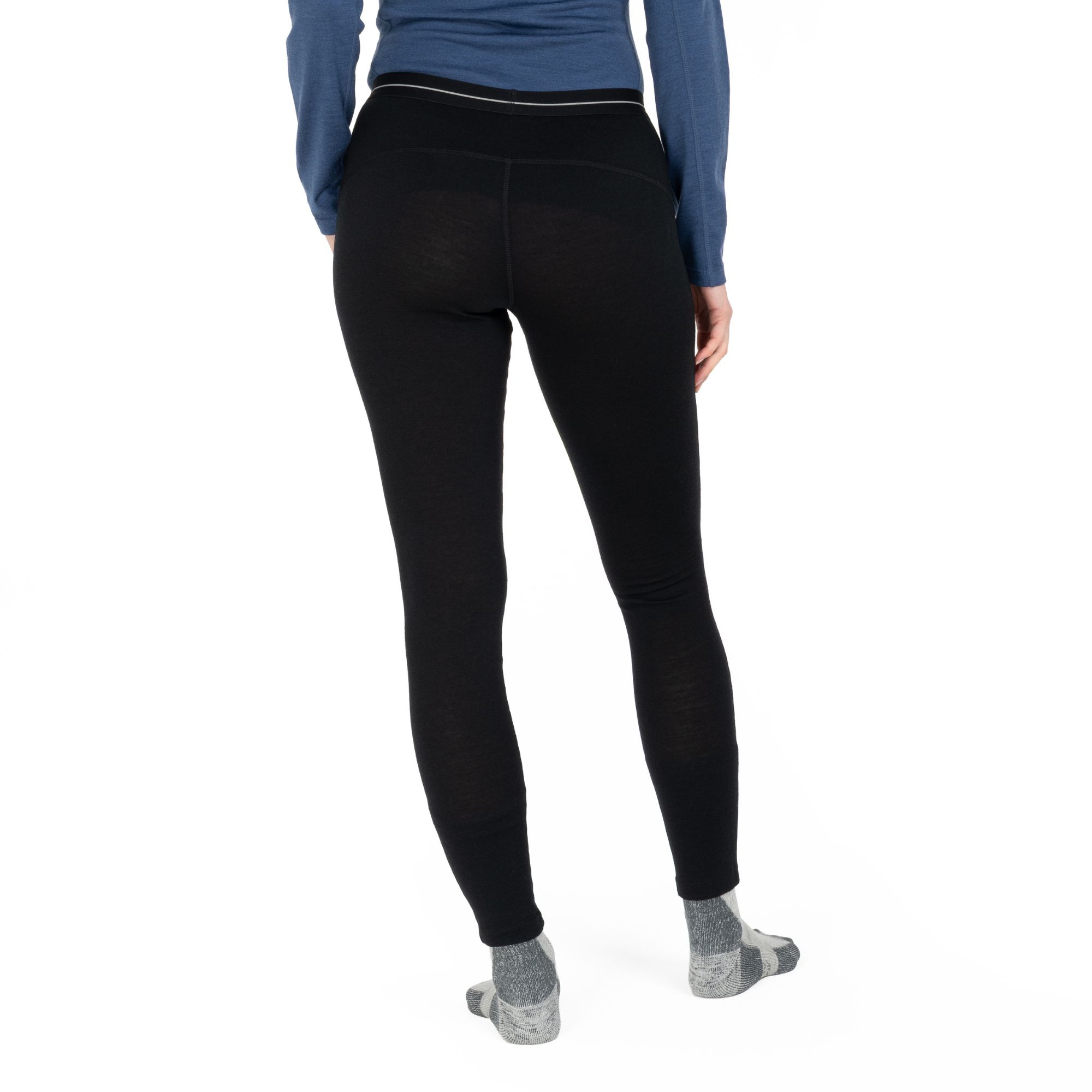 Frau von hinten trägt schwarze Damen-Leggings aus 100% Merinowolle.
