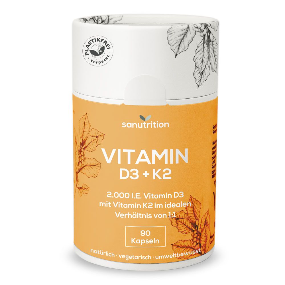Zylindrische Dose mit Sanutrition Vitamin D3 + K2. Orangefarbener Aufkleber mit Produktinformationen und Blättermotiv. 90 Kapseln.