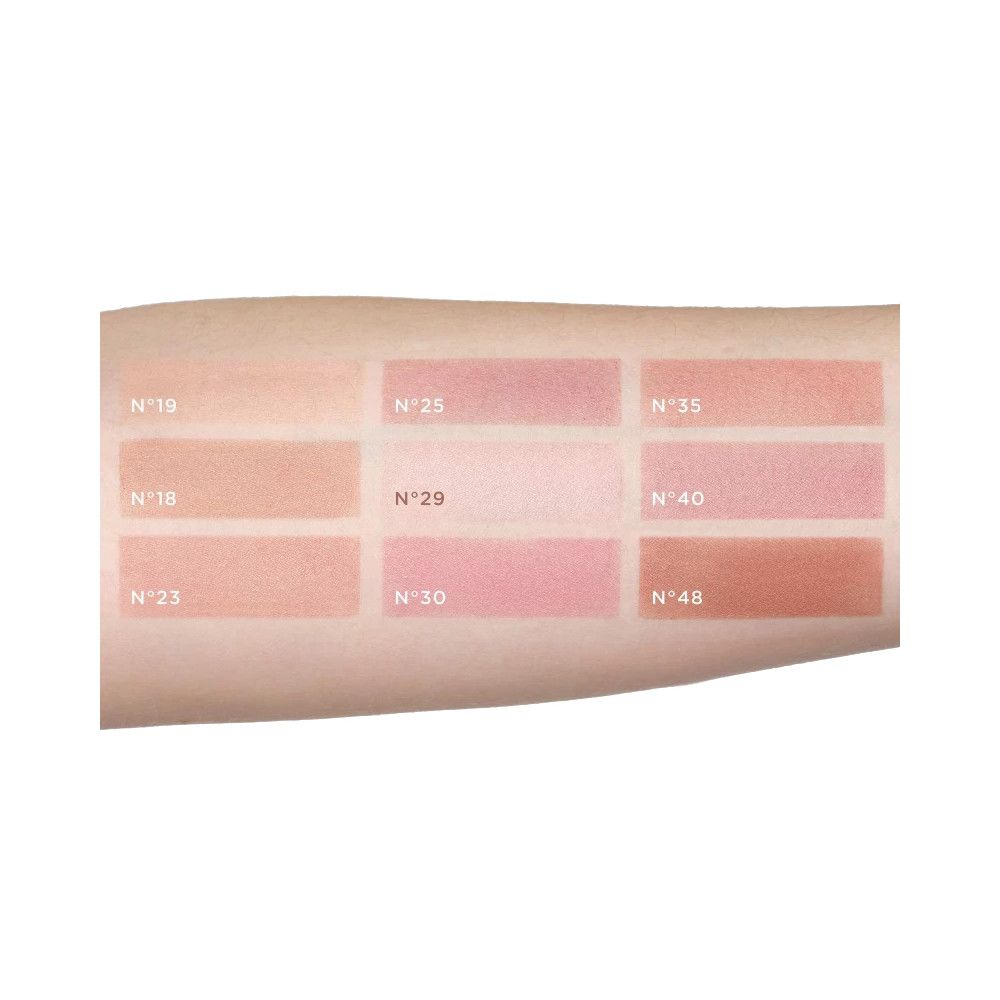 Arm mit neun Rouge-Farbfeldern. Jedes Feld hat eine Nummer. Farben variieren von hellrosa bis bräunlich.