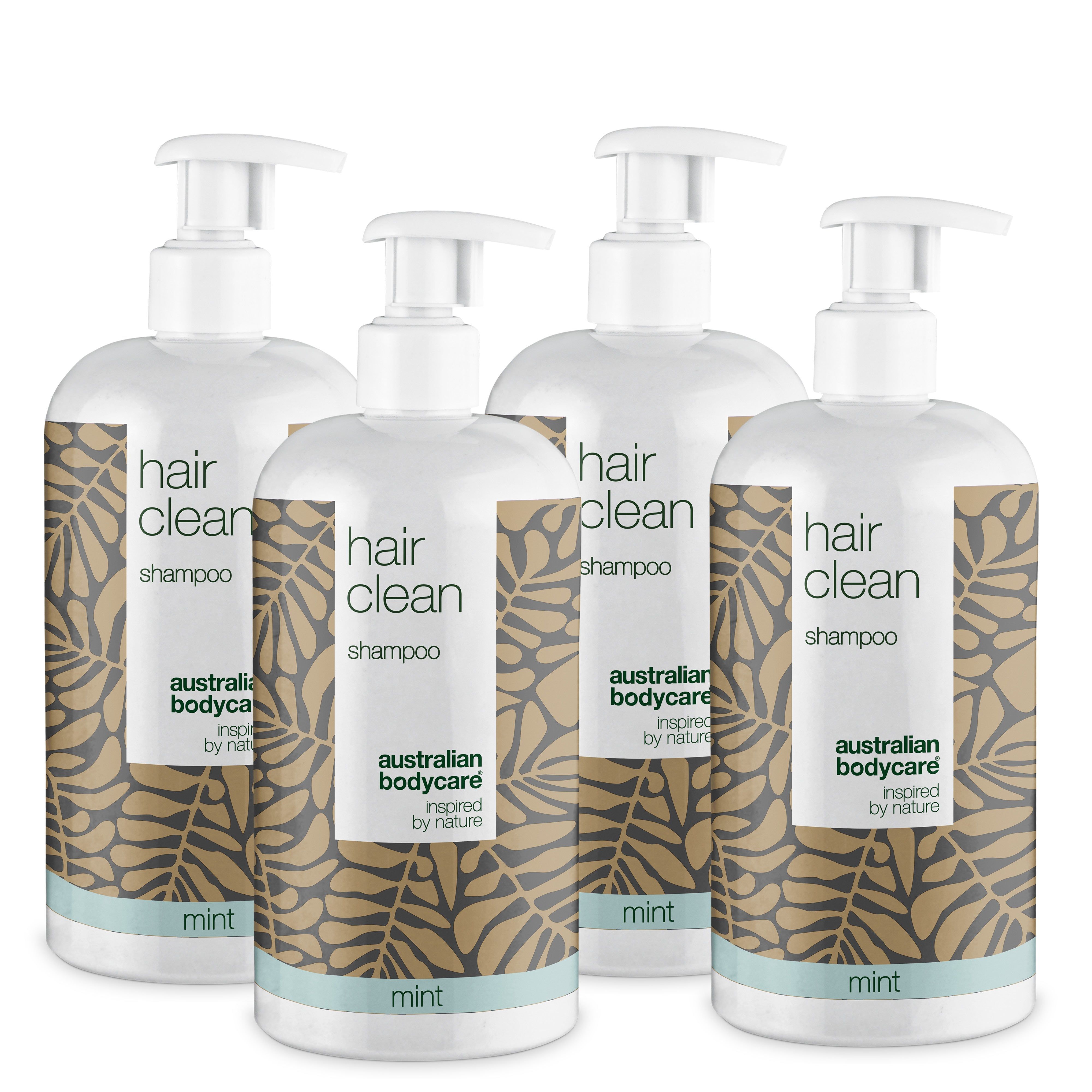 Vier Flaschen Shampoo mit Pumpverschluss. Aufschrift: Hair Clean Shampoo, Australian Bodycare, Mint.