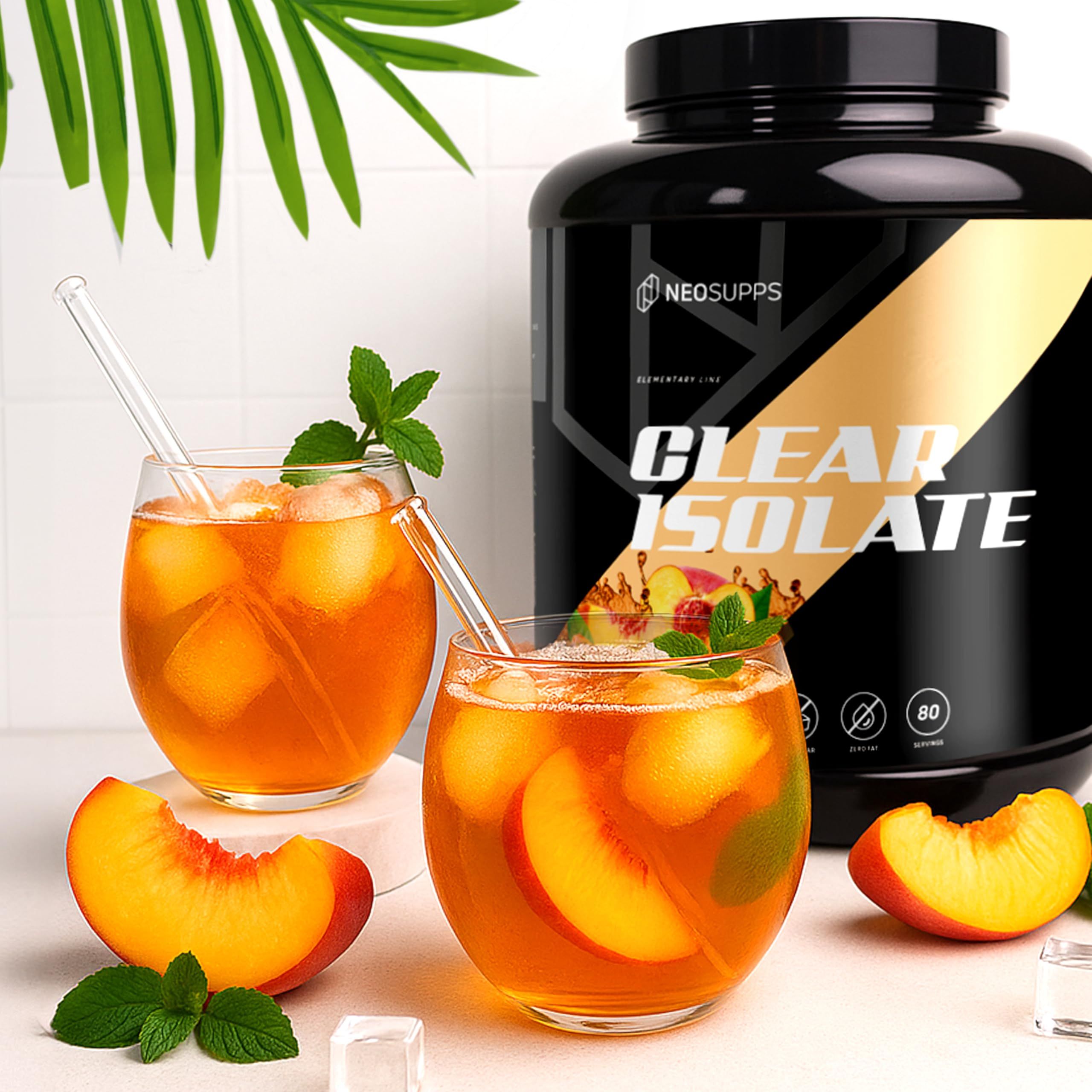 Neosupps Clear Isolate Protein Pulver Behälter neben Gläsern mit Pfirsich Eistee und Pfirsichstücken.