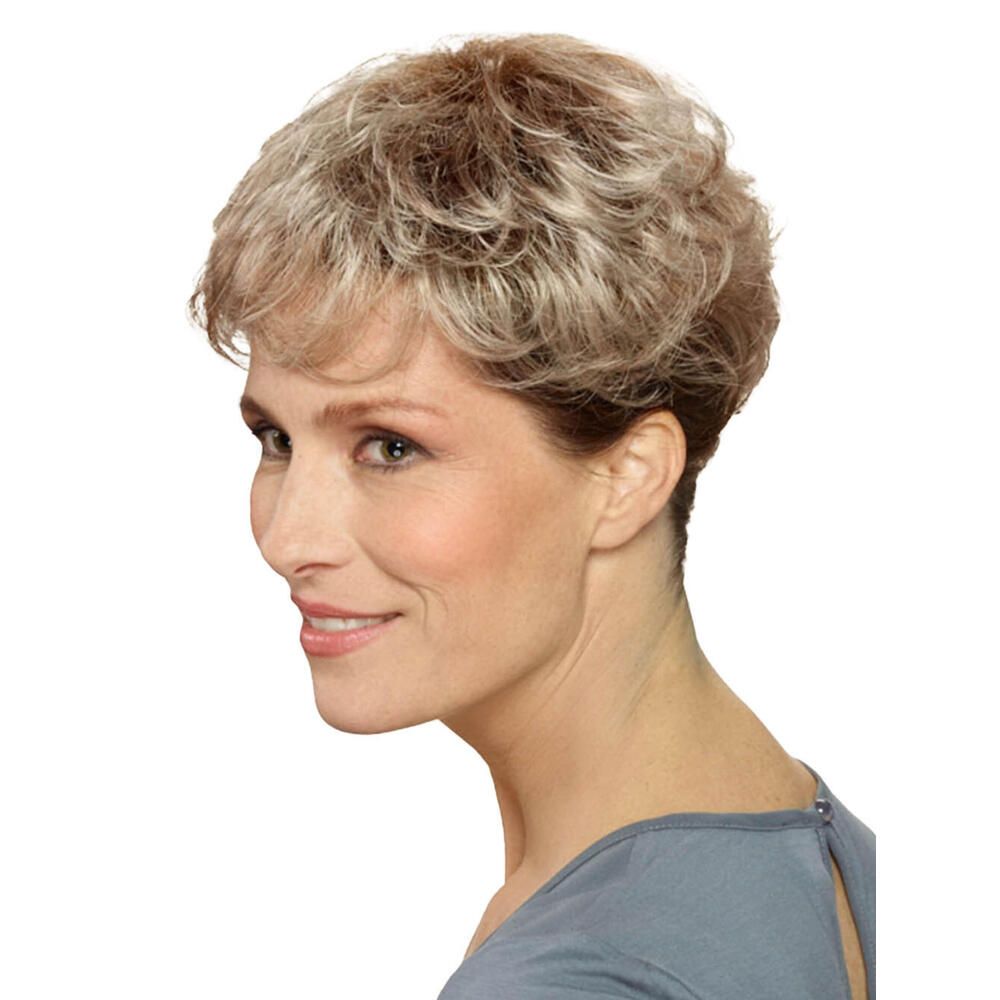 Kurzhaarperücke mit gewelltem Haar in Blondtönen. Frau mit grauem Oberteil, Blick zur Seite.