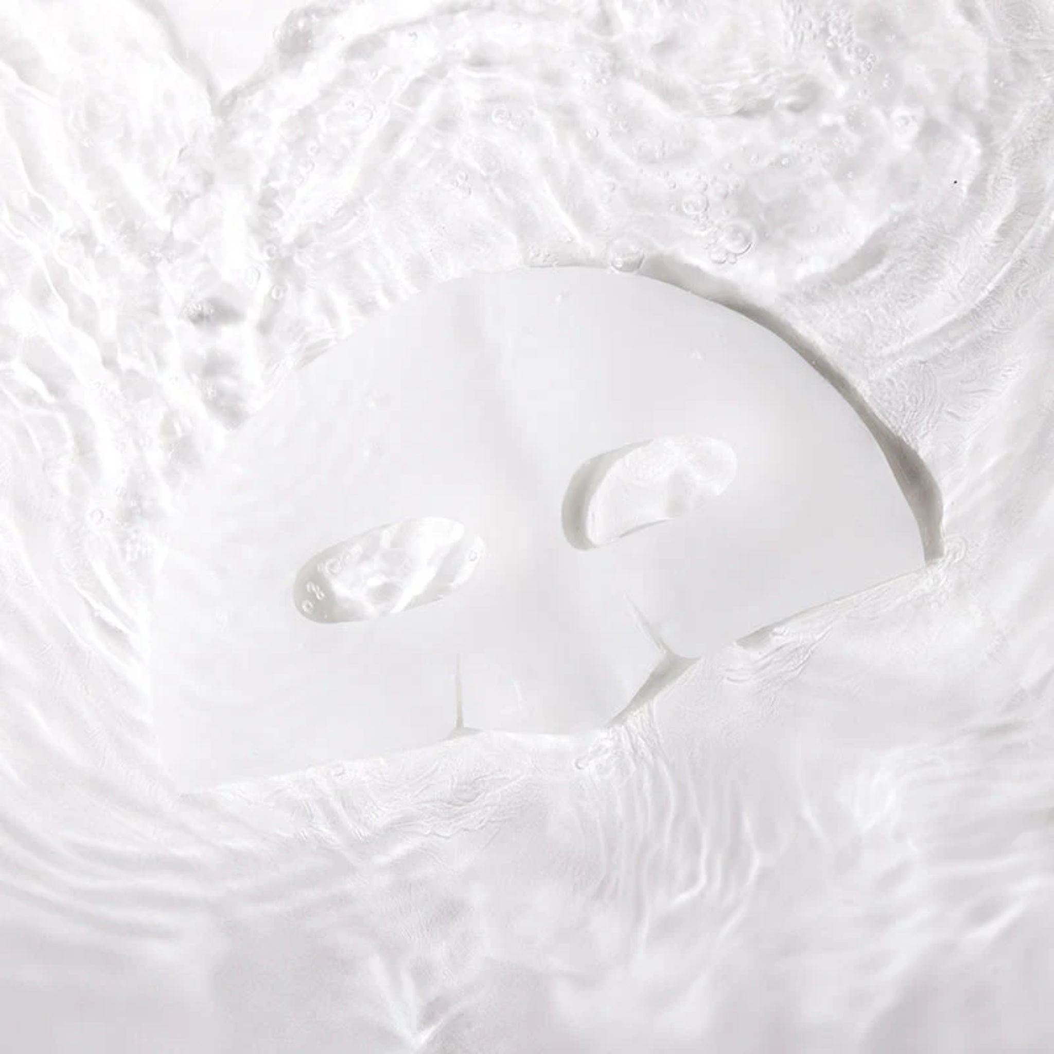 Transparente Gesichtsmaske im Wasser. Die Maske hat Aussparungen für Augen und Mund und liegt auf der Wasseroberfläche.