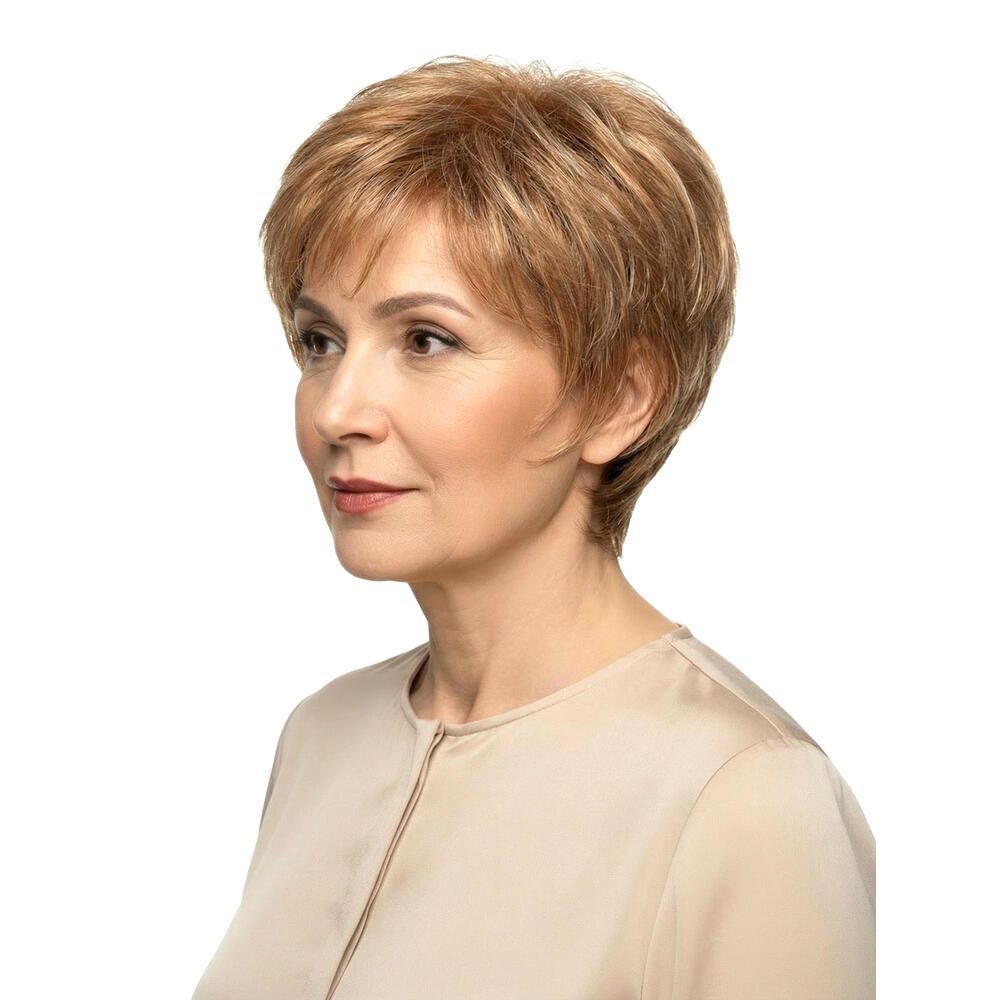 Kurzhaarperücke mit blonden Strähnen. Seitenansicht einer Frau mit beigem Oberteil. Haarschnitt mit Pony.