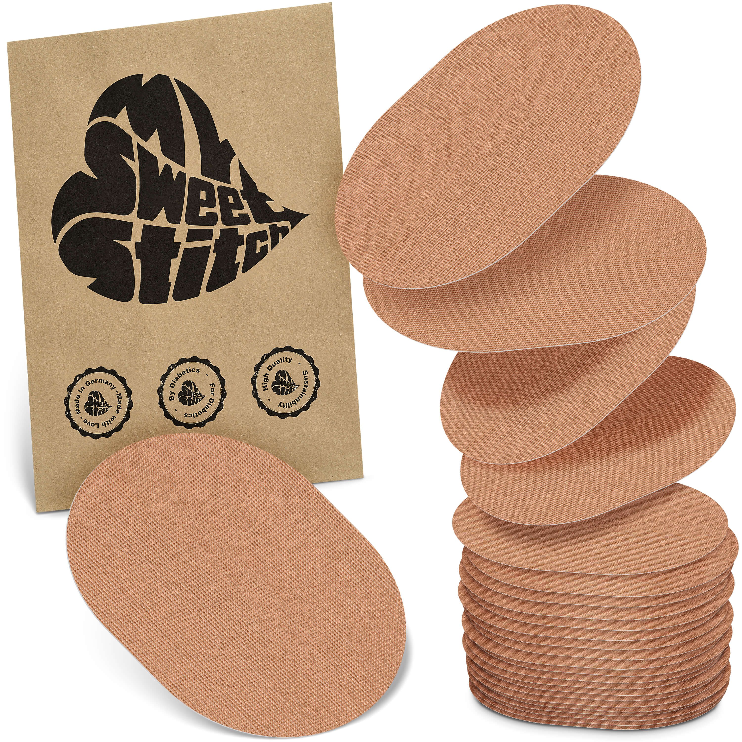 Beige, ovale Pflaster, teilweise in einer braunen Papierverpackung mit Logo. Stapel und einzelne Pflaster sichtbar.