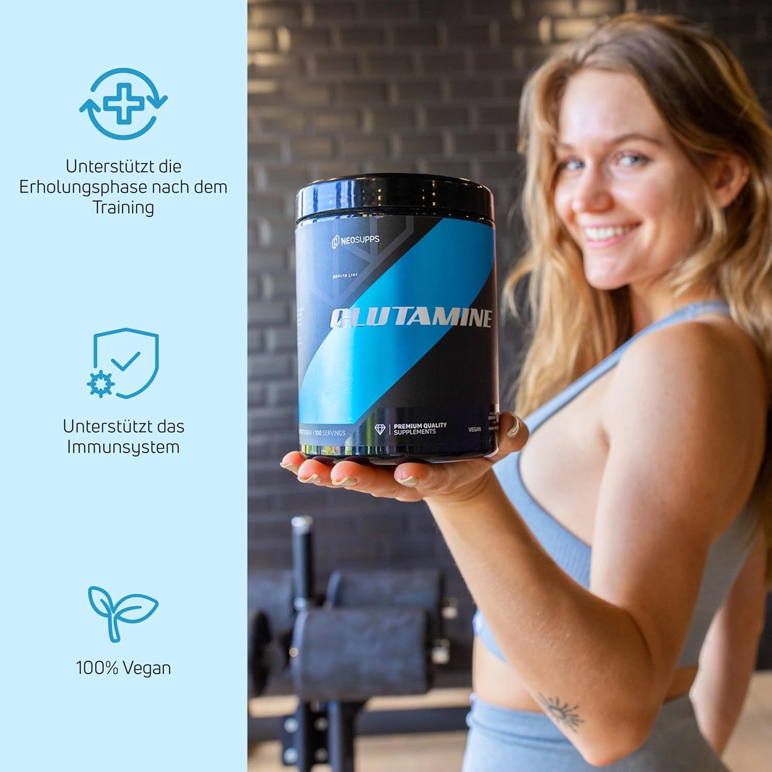 Dunkle Dose mit blauem Streifen, Glutamin-Pulver. Frau hält Dose. Text: Unterstützt die Erholungsphase, Immunsystem, 100% Vegan.