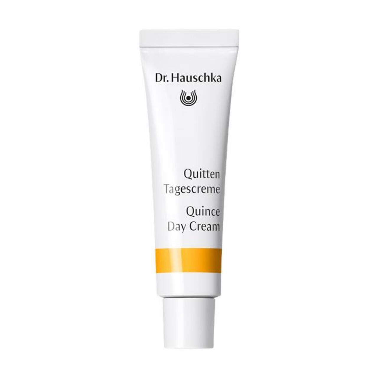 Weiße Tube mit gelbem Streifen. Beschriftung: Dr. Hauschka, Quitten Tagescreme, Quince Day Cream.