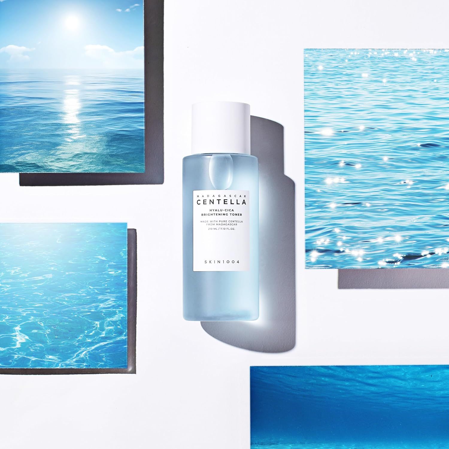 Hellblaue Flasche mit weißem Deckel. Aufschrift: MADAGASCAR CENTELLA HYALU-CICA BRIGHTENING TONER. Umgeben von Bildern.