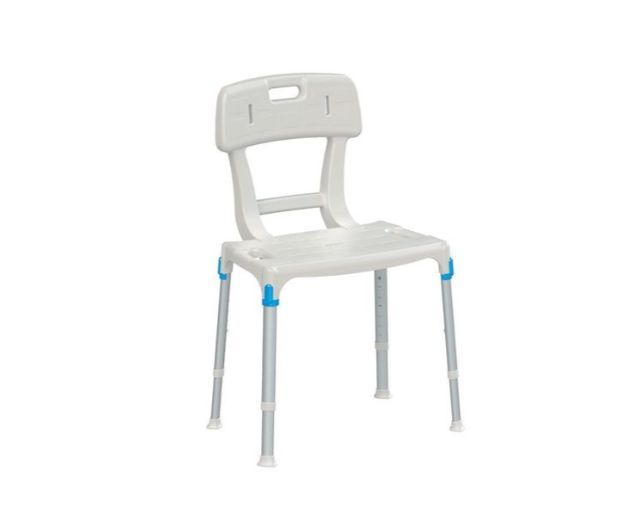 Duschstuhl mit Rückenlehne. Weißes Kunststoffgestell, verstellbare Beine, blaue Akzente. Sitzfläche und Rückenlehne mit Öffnungen.