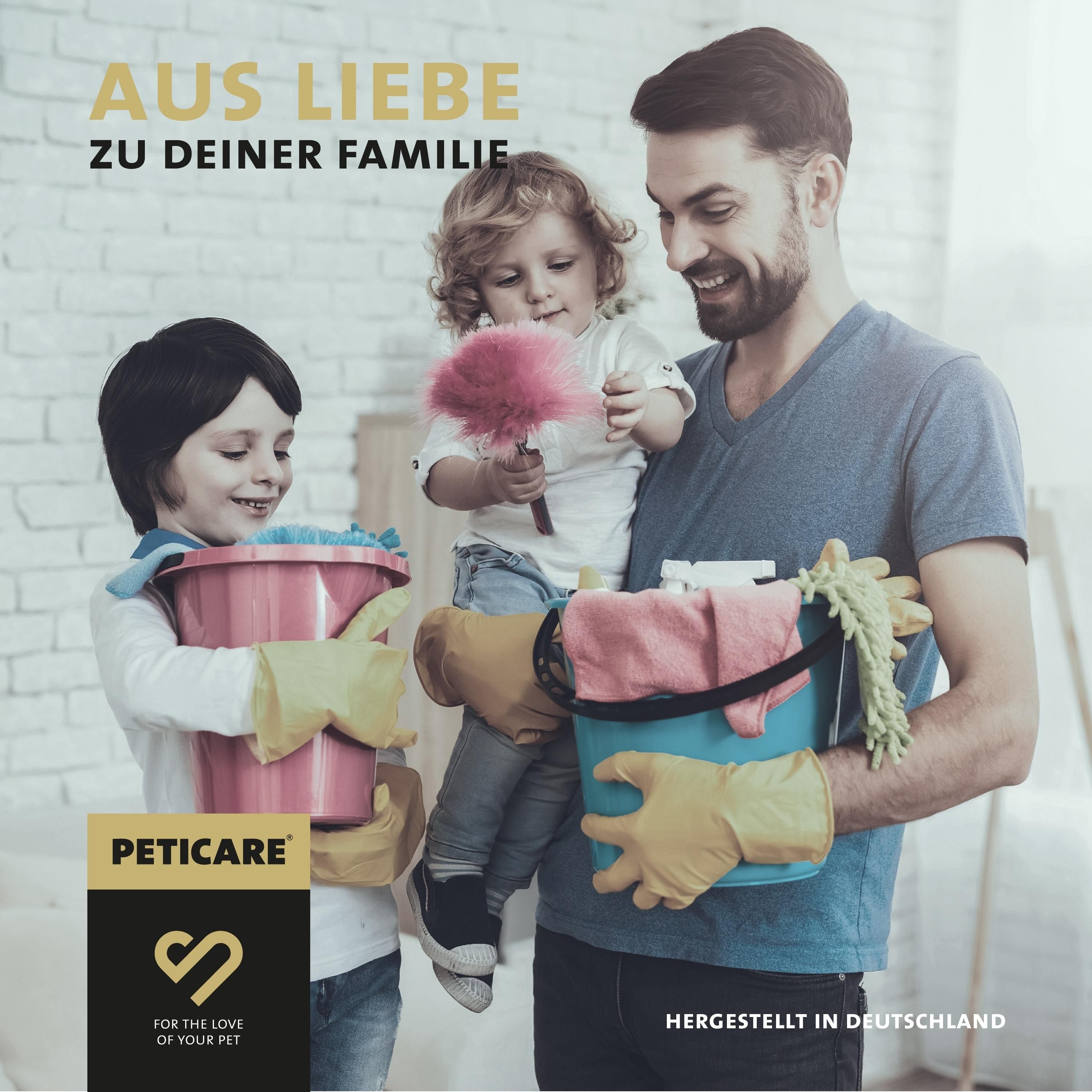 Familie beim Putzen mit Peticare Logo. "Aus Liebe zu deiner Familie". Hergestellt in Deutschland.
