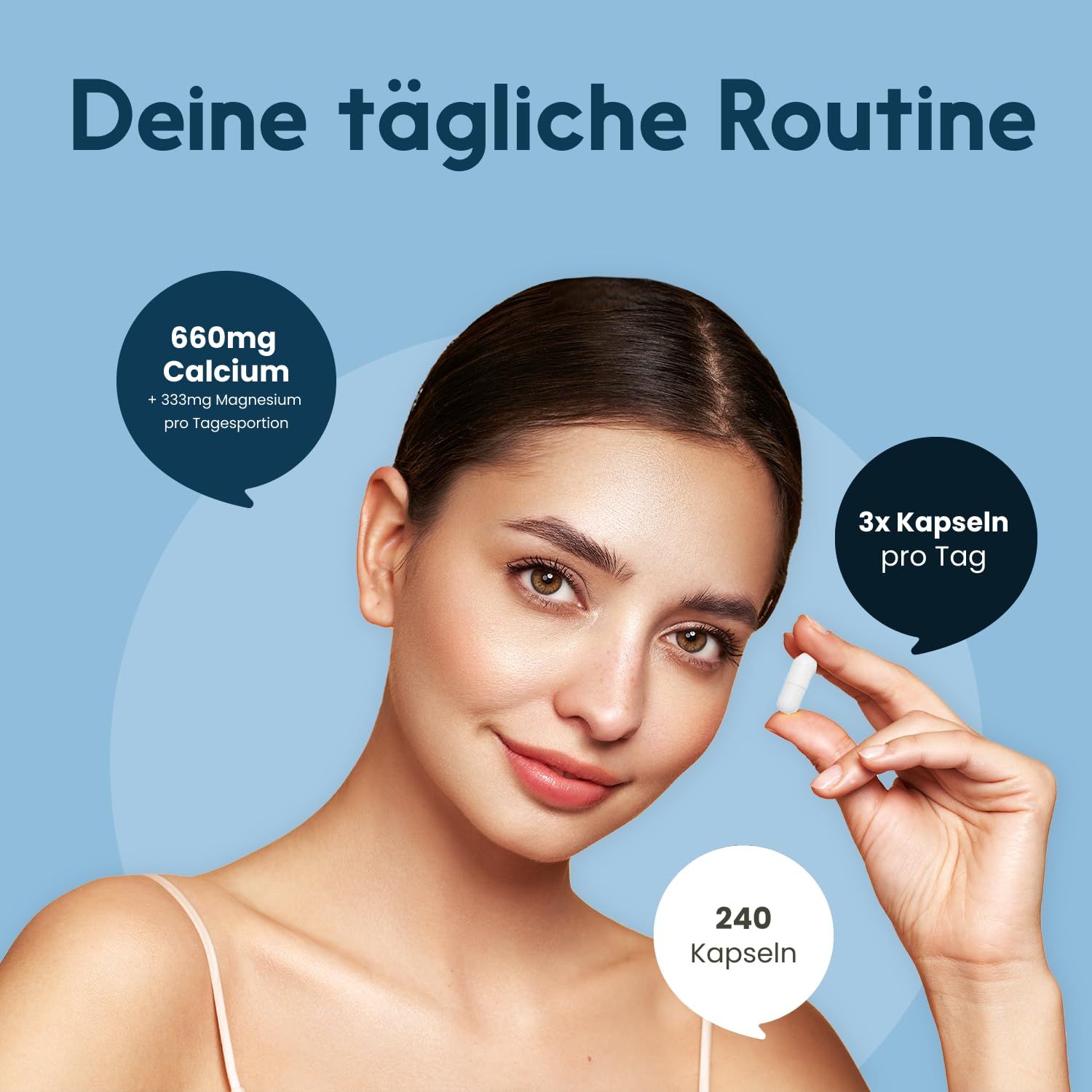 Frau hält Kapsel. Text: 660mg Calcium + 333mg Magnesium, 3x Kapseln pro Tag, 240 Kapseln. Hintergrund: blau.