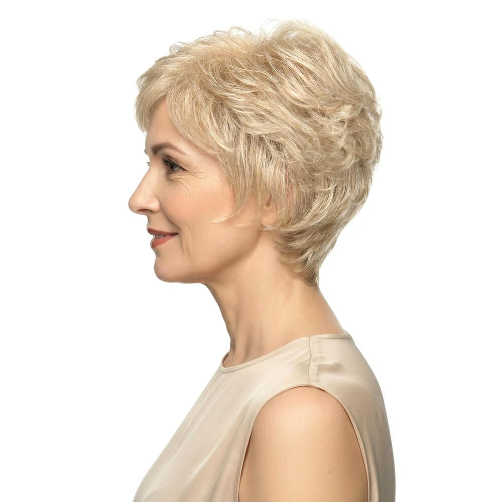 Blonde Kurzhaarperücke. Seitenansicht einer Frau mit beigem Oberteil.