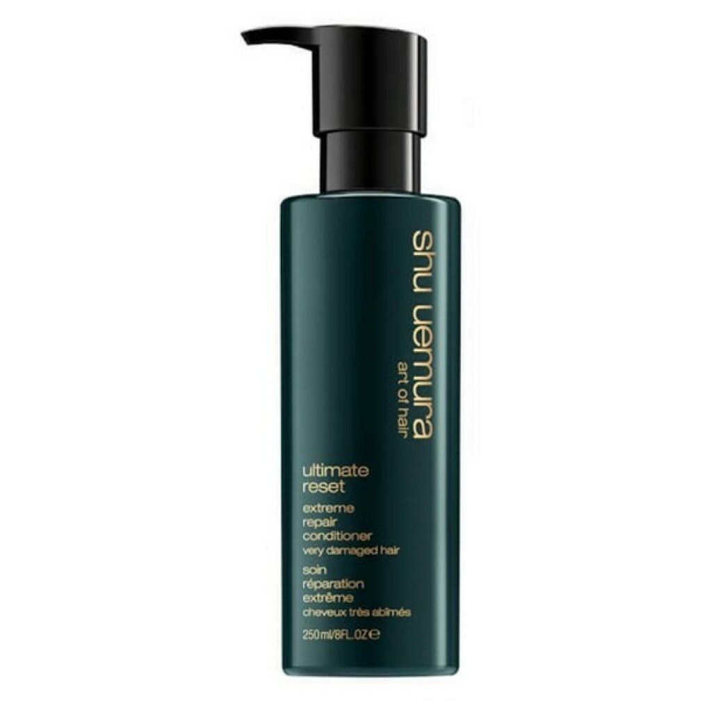 Dunkelgrüne Flasche mit Pumpspender, Shu Uemura Ultimate Reset Extreme Repair Conditioner für stark geschädigtes Haar, 250ml.