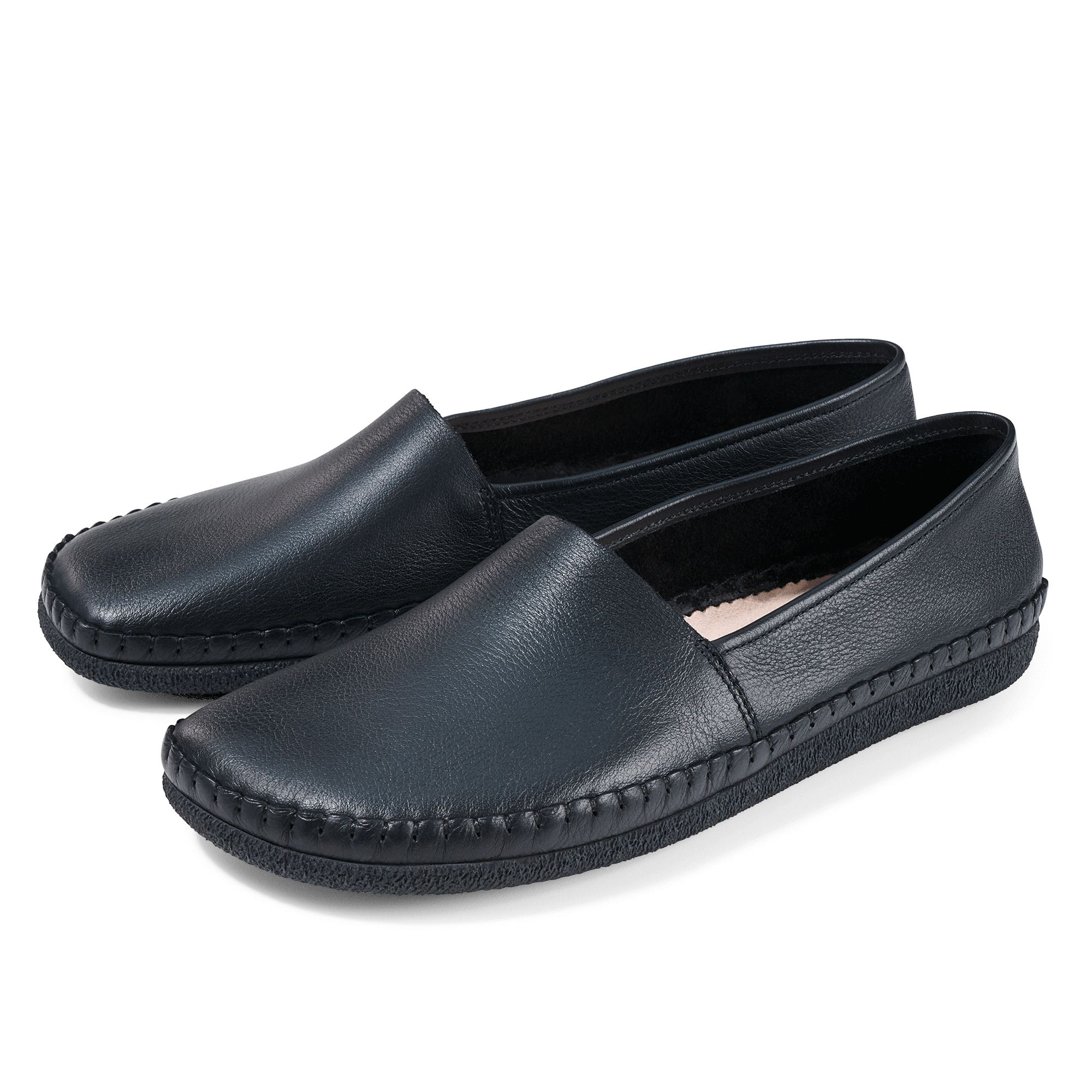 Paar schwarze Leder-Slipper, breite Passform, Ziernähte.
