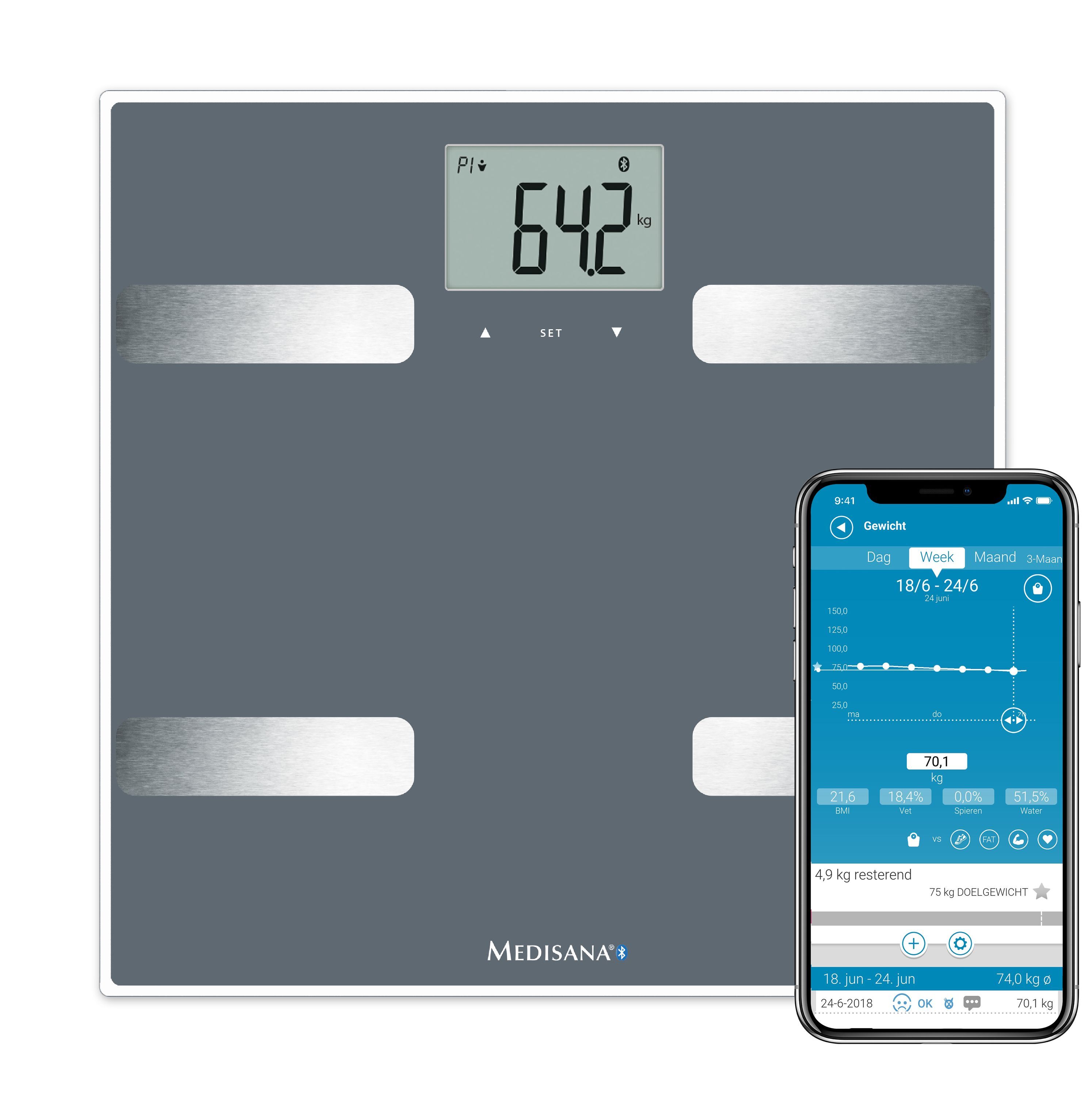 Balance d'analyse corporelle avec affichage numérique. Surface grise, zones de contact argentées. Smartphone à côté.