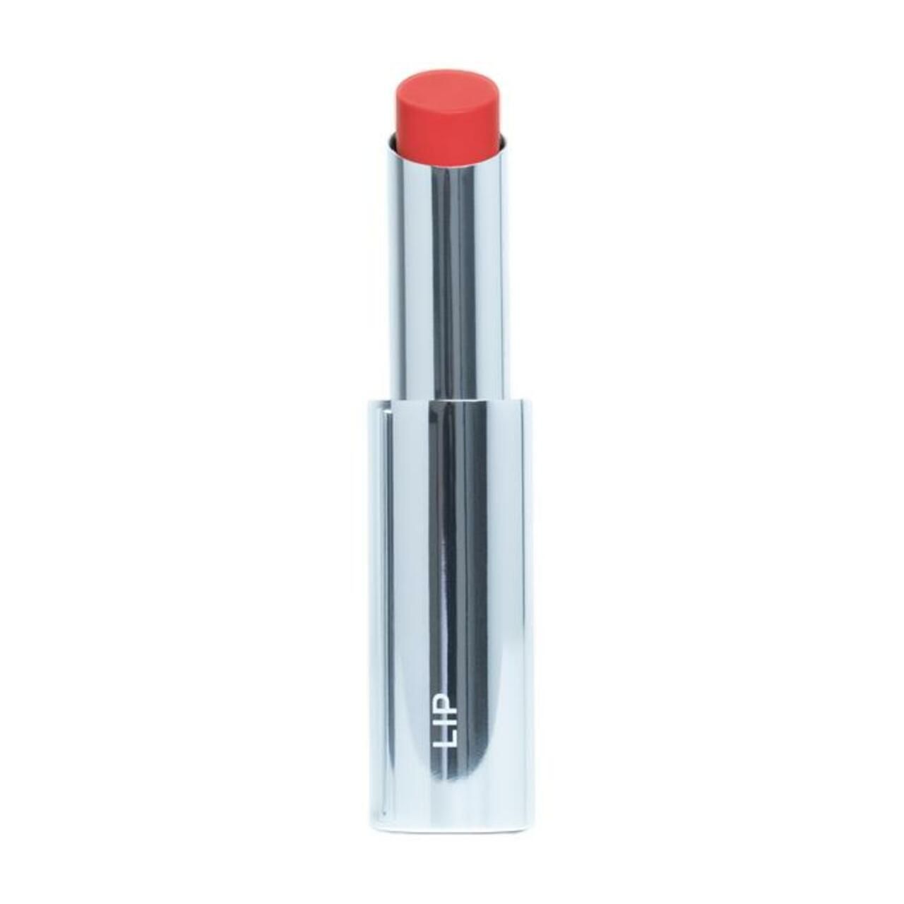 Lippenstift mit silberfarbener Hülse und roter Spitze. Auf der Hülse steht „LIP“.