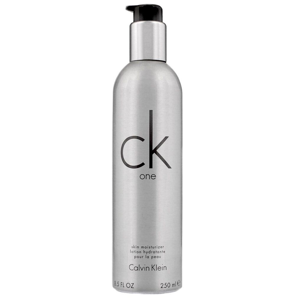 Silberne Flasche mit Pumpe. Aufschrift: ck one, Calvin Klein. Enthält 250 ml Lotion.