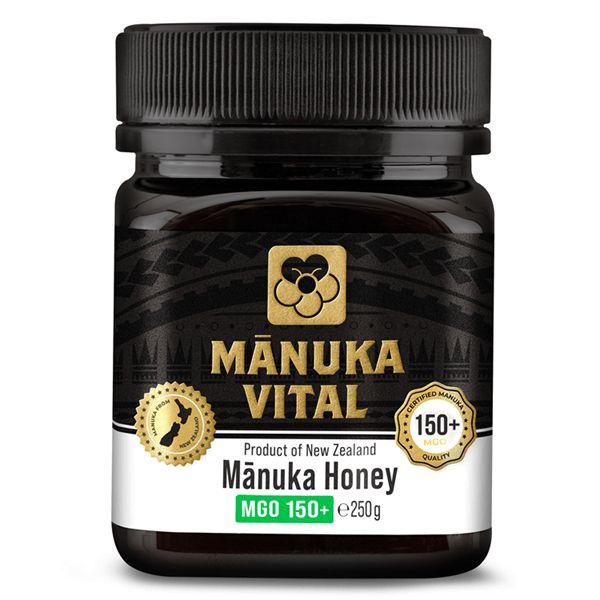 Braunes Glas mit schwarzem Deckel. Aufschrift: Mānuka Vital, MGO 150+, Mānuka Honey, 250g. Siegel: Produkt aus Neuseeland, 150+ MGO.