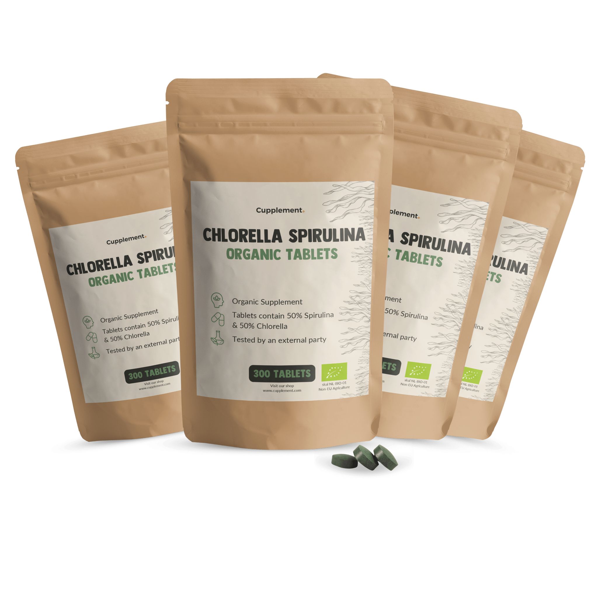 Vier Beutel Cupplement Spirulina Chlorella Tabletten. Braune Verpackung mit weißem Etikett. Grüne Tabletten liegen davor.