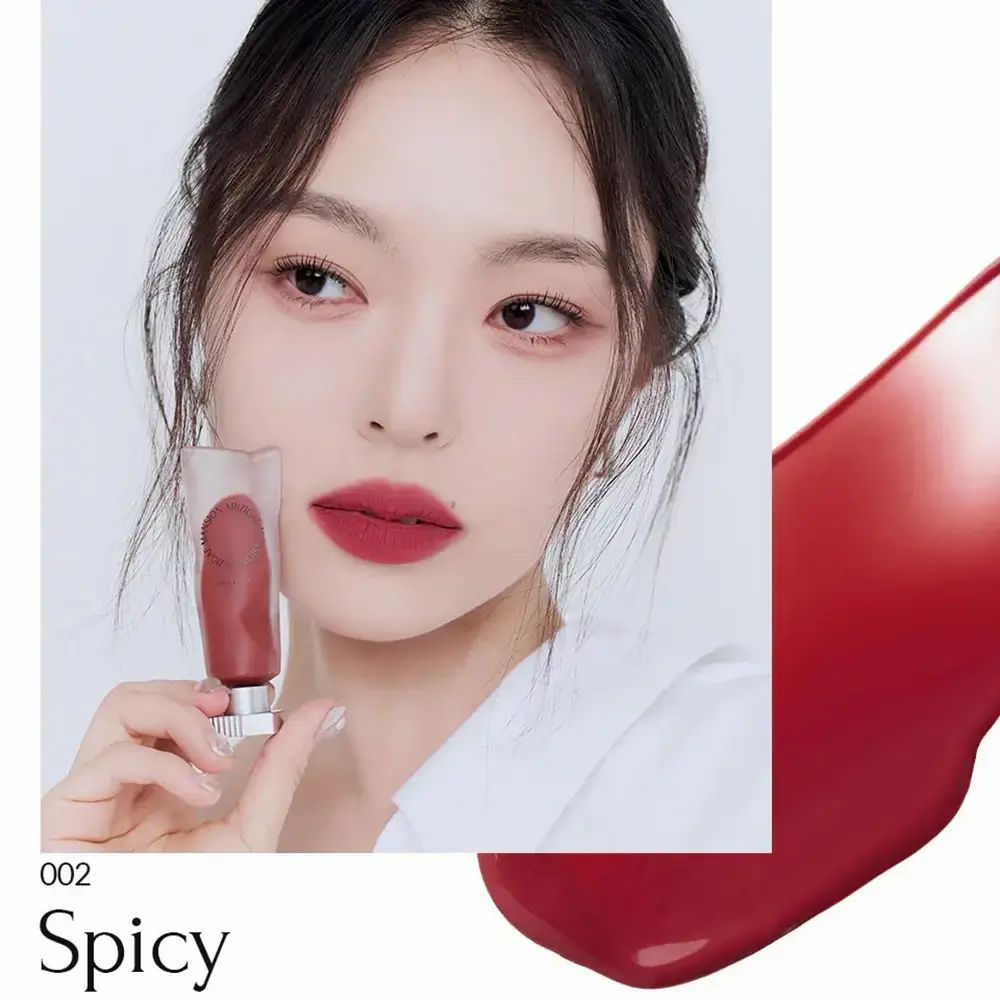 Lippentint 002 Spicy. Frau mit Lippenstift. Farbverlauf. Produktname und Farbtonbezeichnung.