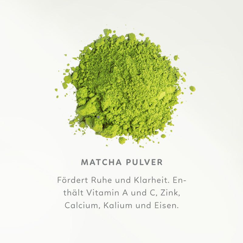 Haufen grünes Matcha-Pulver auf weißem Hintergrund. Text: Matcha Pulver, fördert Ruhe und Klarheit.