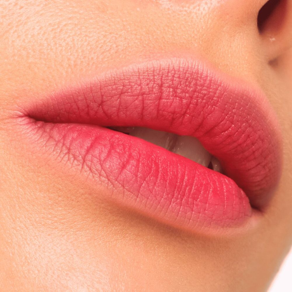 Nahaufnahme von Lippen. Lippenstift in Rot. Haut um die Lippen.