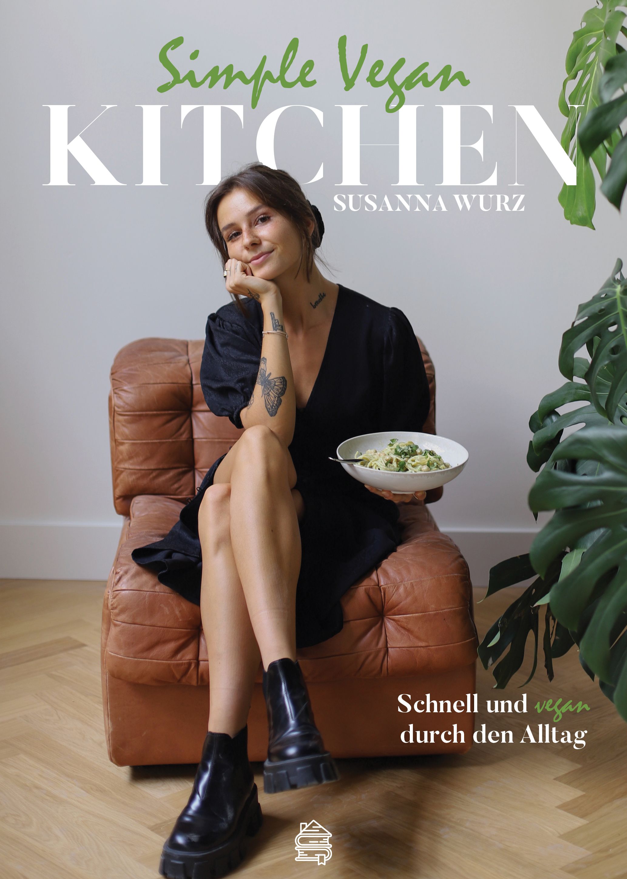 Buchcover: "Simple Vegan Kitchen" von Susanna Würz. Frau sitzt auf einem Ledersessel, hält eine Schüssel mit Essen. Text: Schnell und vegan durch den Alltag.