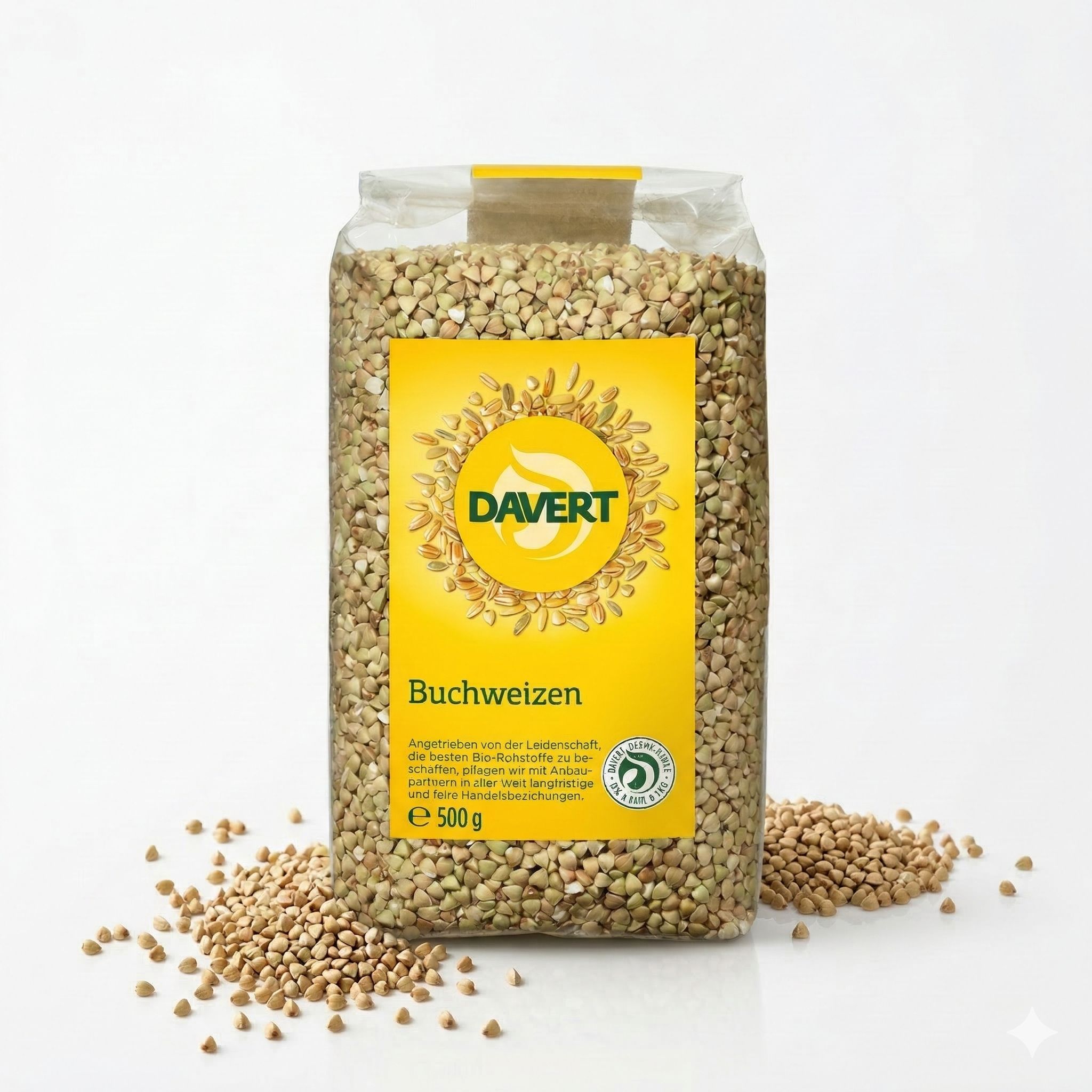 Davert Buchweizen in 500g Packung, einige Körner daneben.