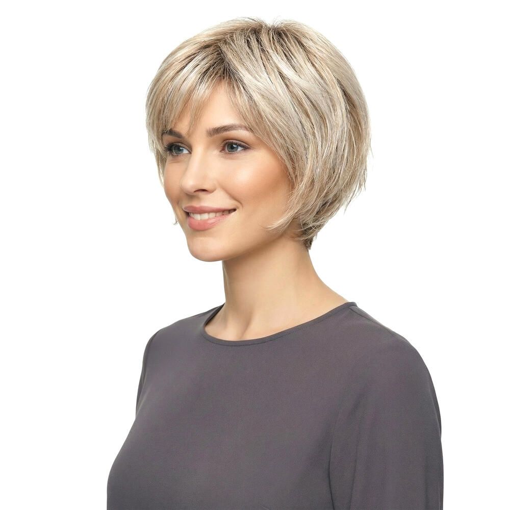 Kurzhaarperücke, blond mit dunklerem Ansatz. Seitenansicht einer lächelnden Frau.