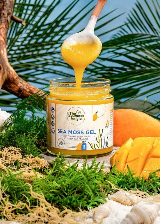 Glas mit gelbem Gel, aus dem Gel mit einem Löffel entnommen wird. Aufschrift: Sea Moss Gel, Mango Flavour. Logo: The Seamoss Jungle.