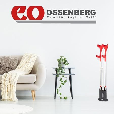 Wohnzimmer mit Ossenberg Stockständer und Gehhilfen. Ossenberg Logo. Rote Gehhilfen.