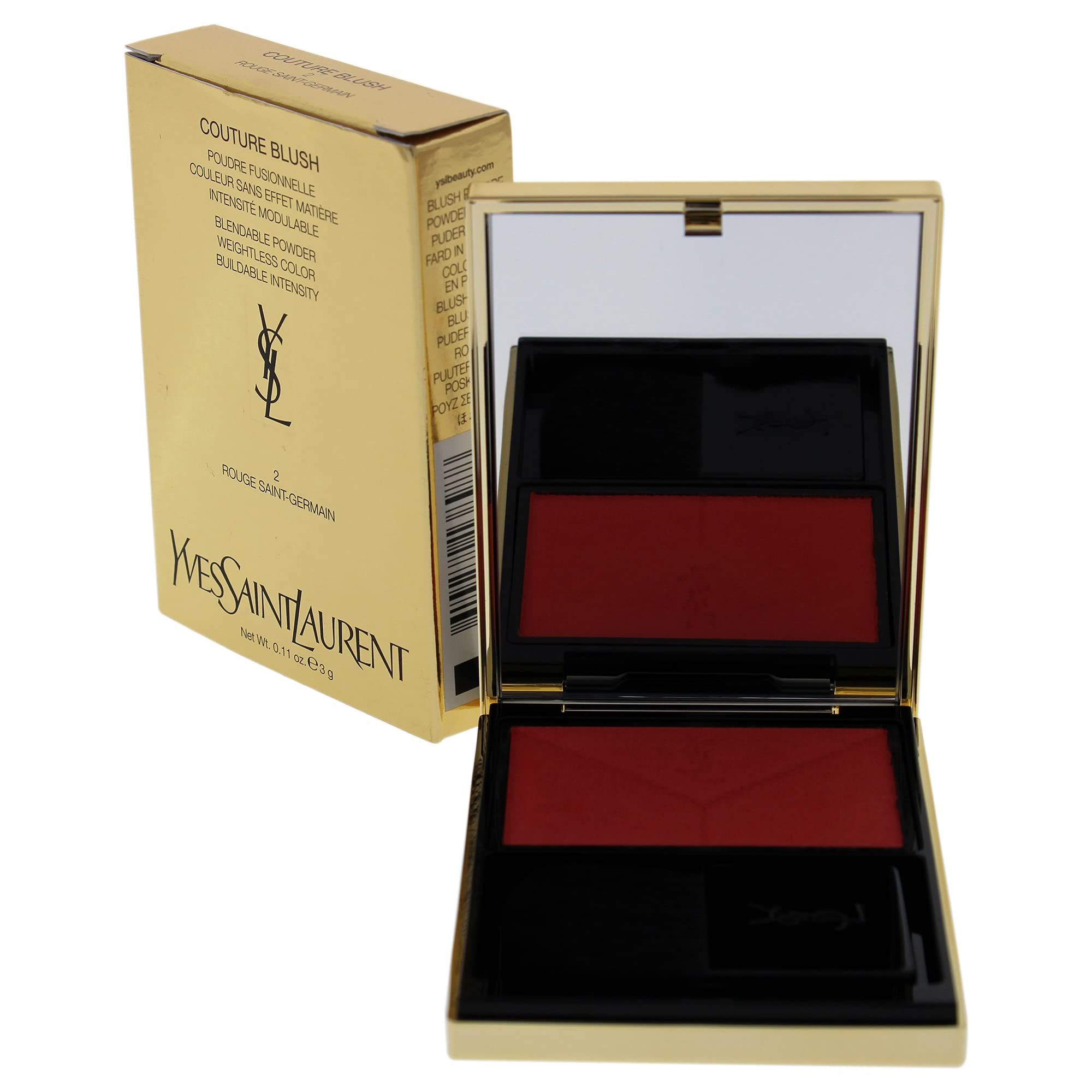 Blush-Puder-Kompakt-Make-up. Goldfarbene Verpackung mit Produktinformationen. Offene Kompakt-Make-up-Dose mit Spiegel, Rouge und Pinsel.