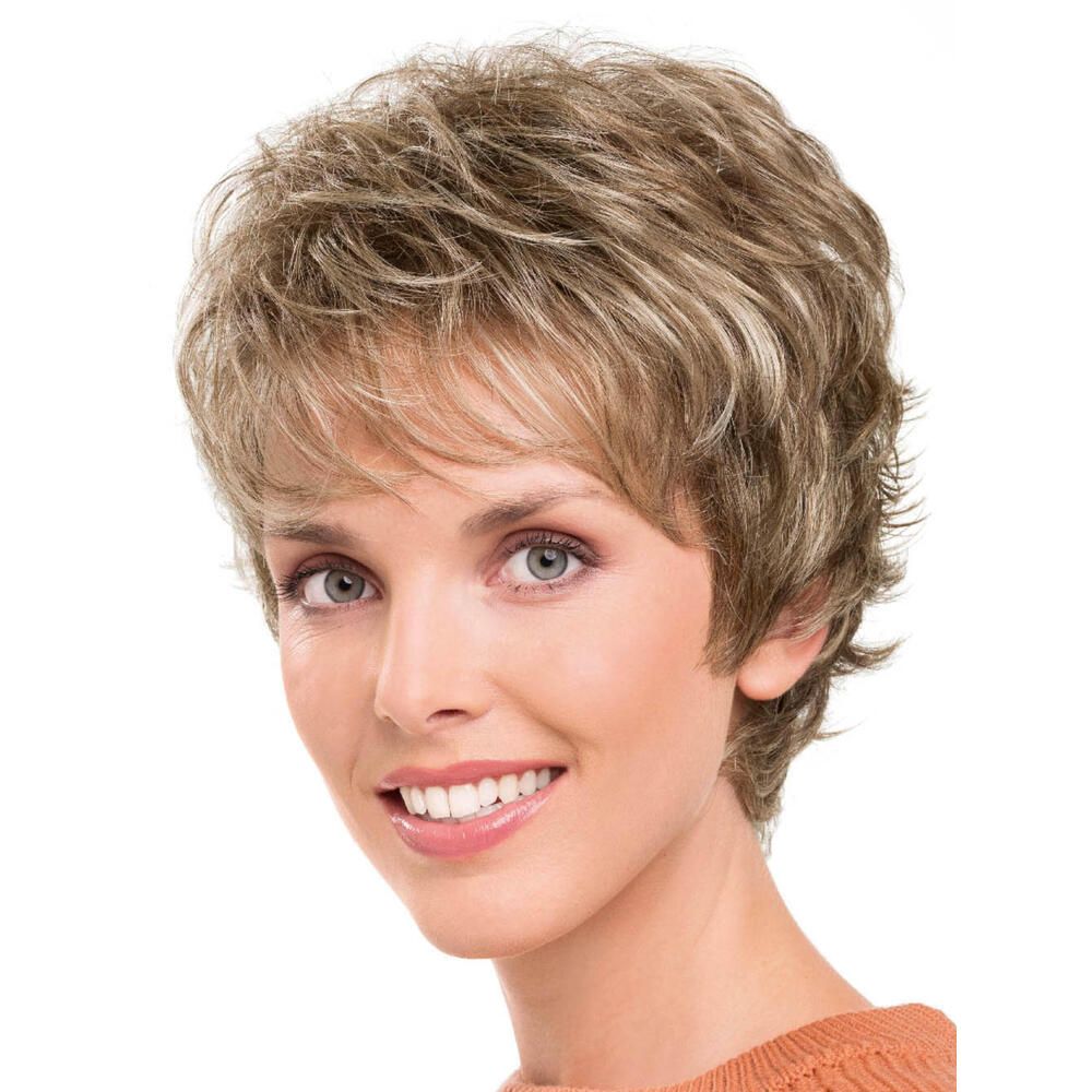 Kurzhaarperücke mit gewelltem Haar in Blond- und Brauntönen. Frontale Ansicht einer Frau mit Lächeln.