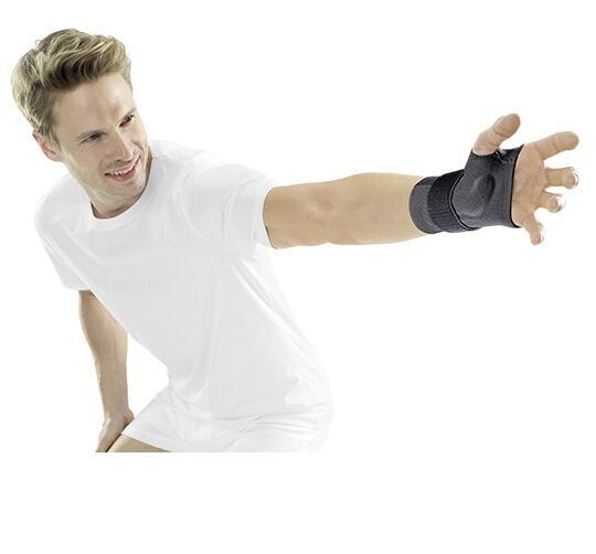 Bandage am Handgelenk eines Mannes. Schwarze Bandage mit Daumenöffnung und Klettverschluss. Der Mann trägt ein weißes T-Shirt.